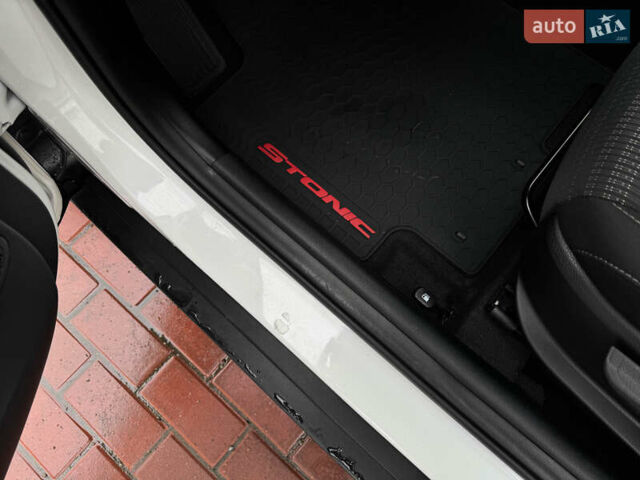 Белый Киа Stonic, объемом двигателя 1.4 л и пробегом 24 тыс. км за 17500 $, фото 53 на Automoto.ua