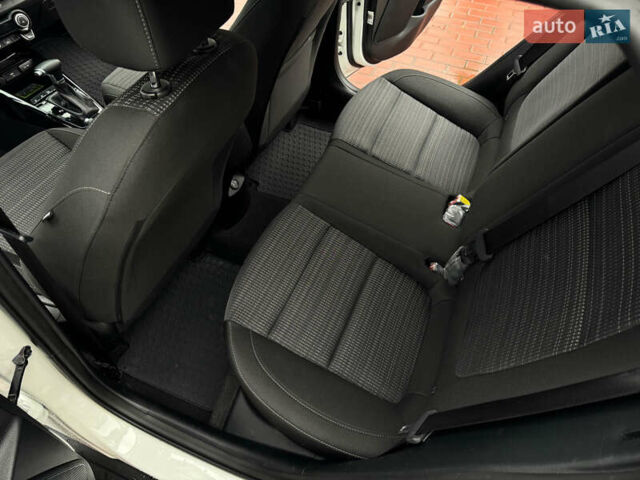Белый Киа Stonic, объемом двигателя 1.4 л и пробегом 24 тыс. км за 17500 $, фото 27 на Automoto.ua