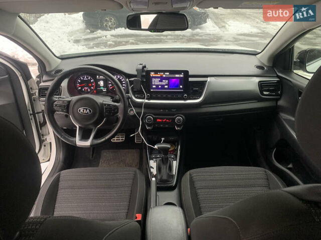 Белый Киа Stonic, объемом двигателя 1.37 л и пробегом 50 тыс. км за 17800 $, фото 17 на Automoto.ua