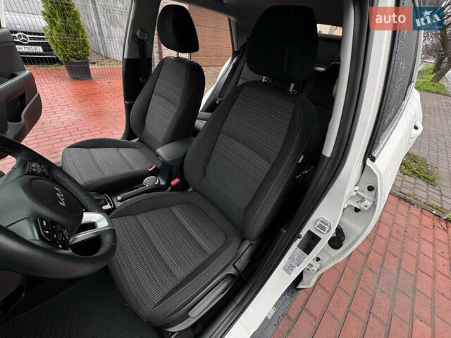 Белый Киа Stonic, объемом двигателя 1.4 л и пробегом 24 тыс. км за 17500 $, фото 49 на Automoto.ua