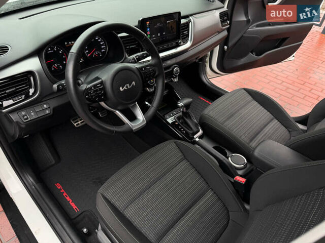 Белый Киа Stonic, объемом двигателя 1.4 л и пробегом 24 тыс. км за 17500 $, фото 26 на Automoto.ua
