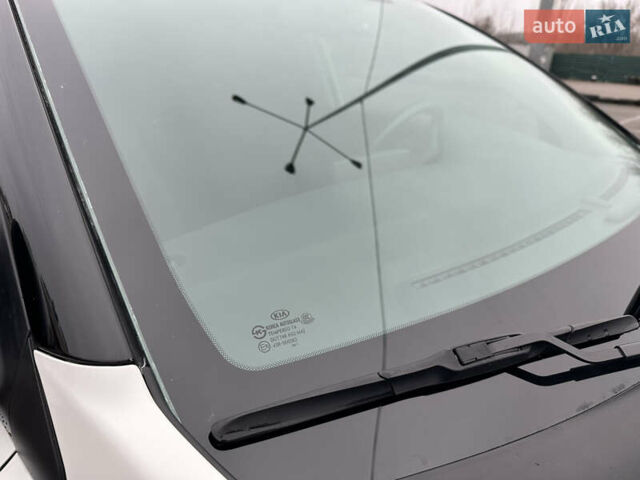 Белый Киа Stonic, объемом двигателя 1.4 л и пробегом 54 тыс. км за 17800 $, фото 16 на Automoto.ua