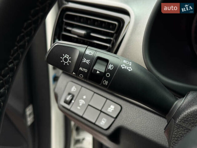 Белый Киа Stonic, объемом двигателя 1.4 л и пробегом 24 тыс. км за 17500 $, фото 44 на Automoto.ua