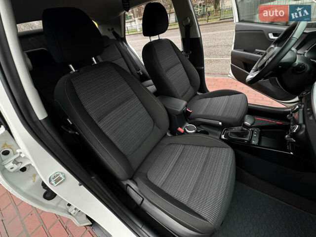 Белый Киа Stonic, объемом двигателя 1.4 л и пробегом 24 тыс. км за 17500 $, фото 55 на Automoto.ua