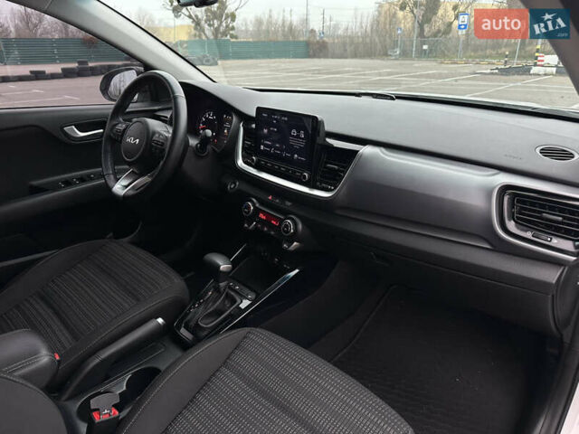 Белый Киа Stonic, объемом двигателя 1.4 л и пробегом 54 тыс. км за 17800 $, фото 10 на Automoto.ua