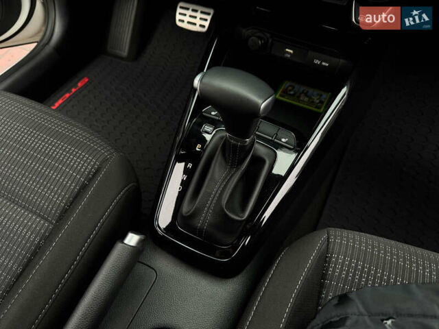 Белый Киа Stonic, объемом двигателя 1.4 л и пробегом 24 тыс. км за 17500 $, фото 39 на Automoto.ua
