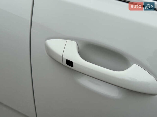 Белый Киа Stonic, объемом двигателя 1.4 л и пробегом 24 тыс. км за 17500 $, фото 17 на Automoto.ua