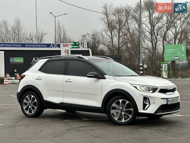 Белый Киа Stonic, объемом двигателя 1.4 л и пробегом 54 тыс. км за 17800 $, фото 1 на Automoto.ua