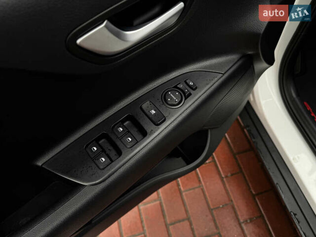 Белый Киа Stonic, объемом двигателя 1.4 л и пробегом 24 тыс. км за 17500 $, фото 63 на Automoto.ua