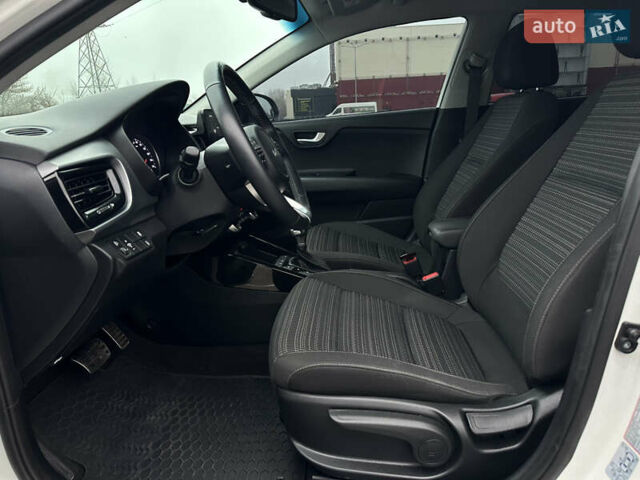 Белый Киа Stonic, объемом двигателя 1.4 л и пробегом 54 тыс. км за 17800 $, фото 9 на Automoto.ua