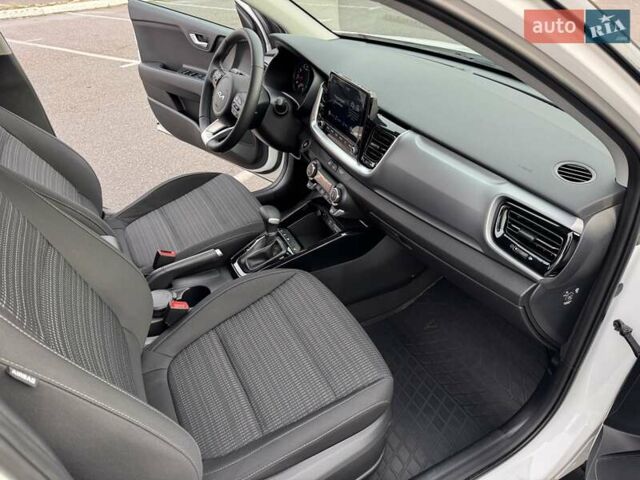 Белый Киа Stonic, объемом двигателя 1.37 л и пробегом 18 тыс. км за 19700 $, фото 41 на Automoto.ua