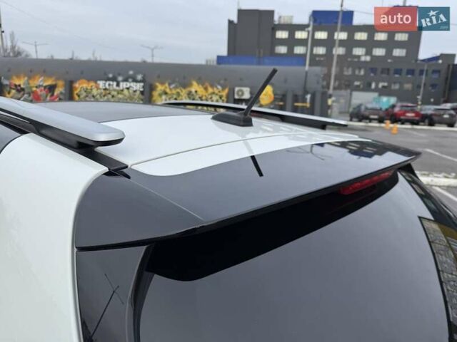 Белый Киа Stonic, объемом двигателя 1.37 л и пробегом 18 тыс. км за 19700 $, фото 4 на Automoto.ua