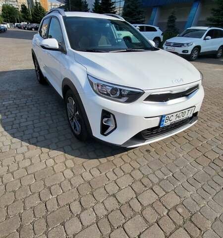 Белый Киа Stonic, объемом двигателя 1.37 л и пробегом 13 тыс. км за 21800 $, фото 4 на Automoto.ua