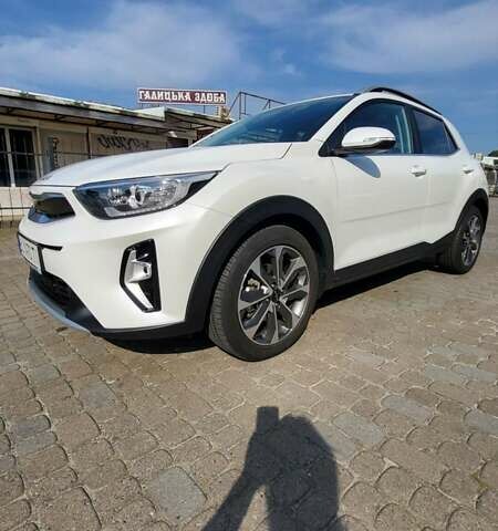 Белый Киа Stonic, объемом двигателя 1.37 л и пробегом 13 тыс. км за 21800 $, фото 1 на Automoto.ua