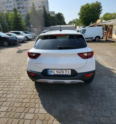 Белый Киа Stonic, объемом двигателя 1.37 л и пробегом 13 тыс. км за 21800 $, фото 3 на Automoto.ua