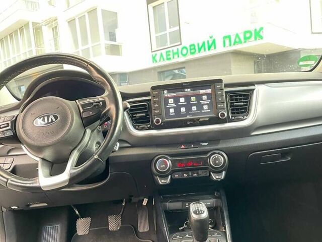 Черный Киа Stonic, объемом двигателя 1.6 л и пробегом 140 тыс. км за 15299 $, фото 42 на Automoto.ua