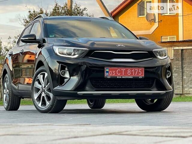 Черный Киа Stonic, объемом двигателя 1.6 л и пробегом 140 тыс. км за 15299 $, фото 1 на Automoto.ua