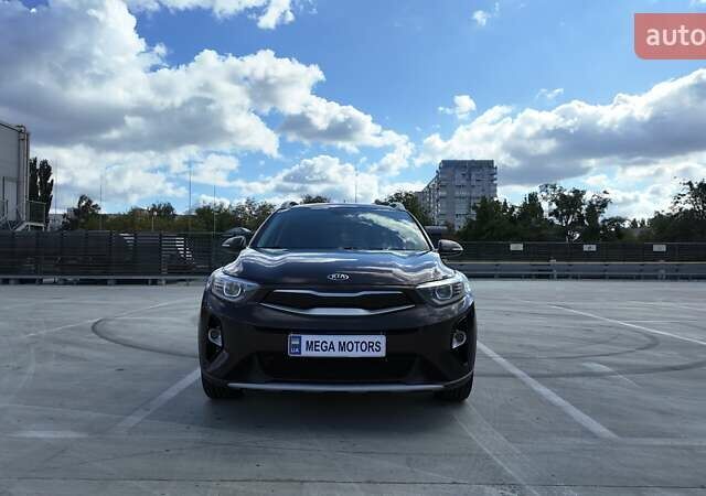 Коричневый Киа Stonic, объемом двигателя 1.37 л и пробегом 190 тыс. км за 14990 $, фото 1 на Automoto.ua