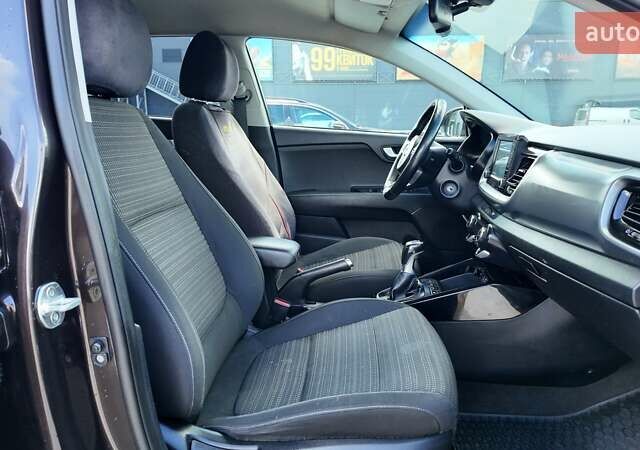 Коричневый Киа Stonic, объемом двигателя 1.37 л и пробегом 190 тыс. км за 14990 $, фото 8 на Automoto.ua