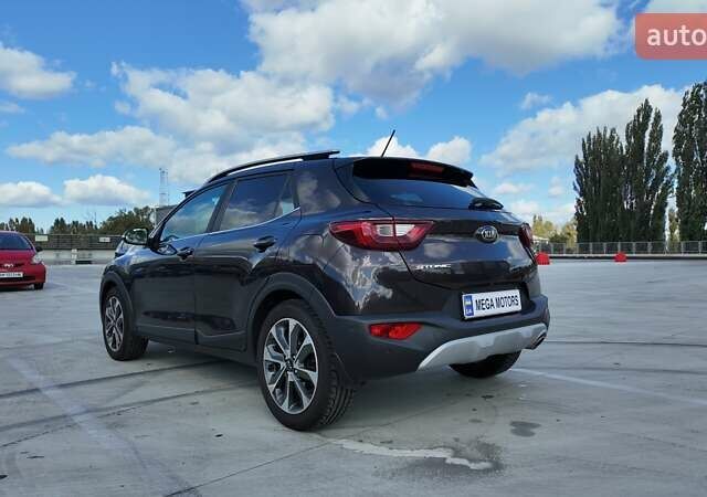 Коричневый Киа Stonic, объемом двигателя 1.37 л и пробегом 190 тыс. км за 14990 $, фото 7 на Automoto.ua