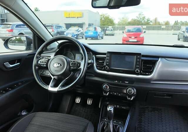 Коричневый Киа Stonic, объемом двигателя 1.37 л и пробегом 190 тыс. км за 14990 $, фото 9 на Automoto.ua