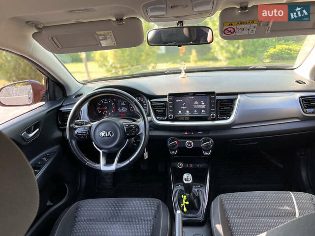 Коричневый Киа Stonic, объемом двигателя 1.37 л и пробегом 103 тыс. км за 14350 $, фото 17 на Automoto.ua