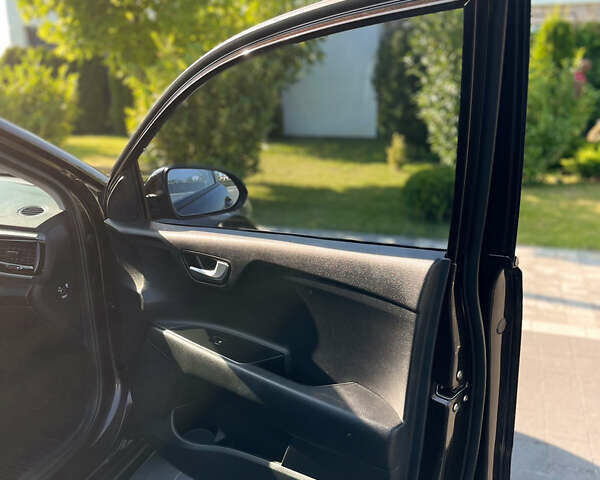 Коричневый Киа Stonic, объемом двигателя 1.37 л и пробегом 103 тыс. км за 14350 $, фото 9 на Automoto.ua