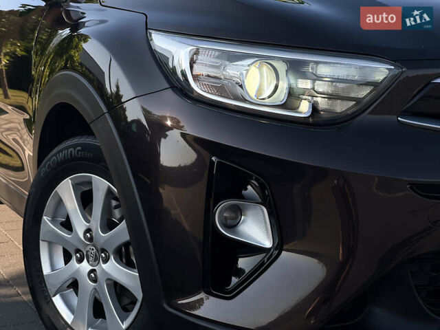 Коричневый Киа Stonic, объемом двигателя 1.37 л и пробегом 103 тыс. км за 14350 $, фото 5 на Automoto.ua