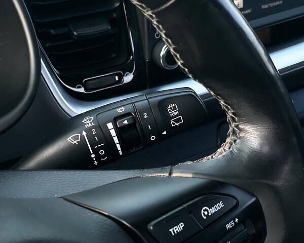 Коричневый Киа Stonic, объемом двигателя 1.37 л и пробегом 103 тыс. км за 14350 $, фото 11 на Automoto.ua