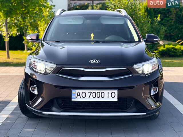 Коричневый Киа Stonic, объемом двигателя 1.37 л и пробегом 103 тыс. км за 14350 $, фото 1 на Automoto.ua