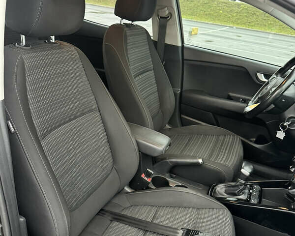 Коричневый Киа Stonic, объемом двигателя 1.37 л и пробегом 95 тыс. км за 17000 $, фото 13 на Automoto.ua