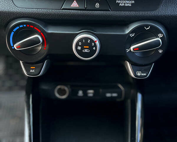 Коричневый Киа Stonic, объемом двигателя 1.37 л и пробегом 103 тыс. км за 14350 $, фото 13 на Automoto.ua