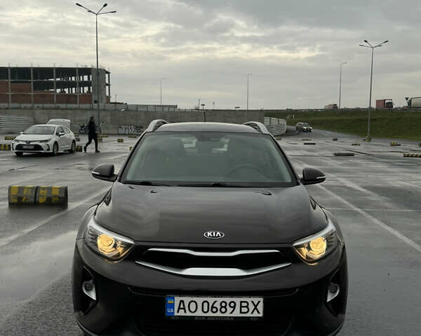 Коричневый Киа Stonic, объемом двигателя 1.37 л и пробегом 95 тыс. км за 17000 $, фото 3 на Automoto.ua