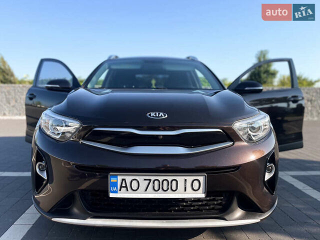 Коричневый Киа Stonic, объемом двигателя 1.37 л и пробегом 103 тыс. км за 14350 $, фото 2 на Automoto.ua