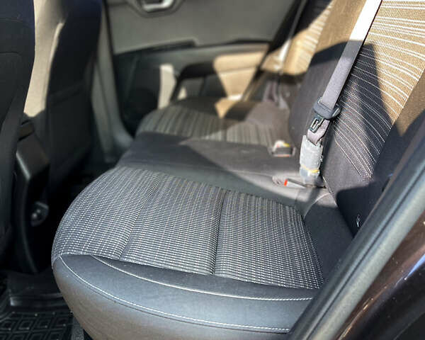 Коричневый Киа Stonic, объемом двигателя 1.37 л и пробегом 103 тыс. км за 14350 $, фото 25 на Automoto.ua