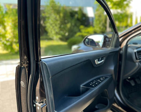 Коричневый Киа Stonic, объемом двигателя 1.37 л и пробегом 103 тыс. км за 14350 $, фото 20 на Automoto.ua