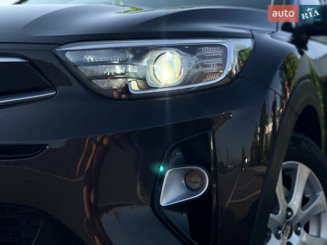 Коричневый Киа Stonic, объемом двигателя 1.37 л и пробегом 103 тыс. км за 14350 $, фото 6 на Automoto.ua
