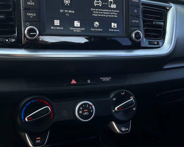 Коричневый Киа Stonic, объемом двигателя 1.37 л и пробегом 103 тыс. км за 14350 $, фото 23 на Automoto.ua