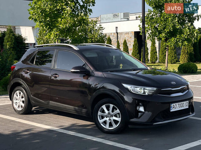 Коричневый Киа Stonic, объемом двигателя 1.37 л и пробегом 103 тыс. км за 14350 $, фото 3 на Automoto.ua