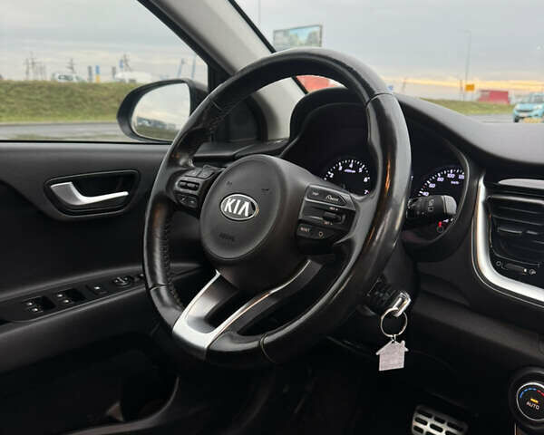 Коричневый Киа Stonic, объемом двигателя 1.37 л и пробегом 95 тыс. км за 17000 $, фото 9 на Automoto.ua