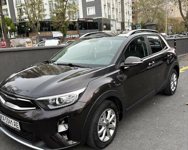 Коричневый Киа Stonic, объемом двигателя 1.37 л и пробегом 80 тыс. км за 16000 $, фото 1 на Automoto.ua