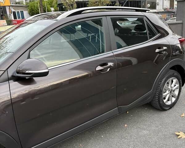 Коричневый Киа Stonic, объемом двигателя 1.37 л и пробегом 80 тыс. км за 16000 $, фото 5 на Automoto.ua