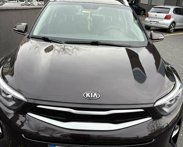 Коричневый Киа Stonic, объемом двигателя 1.37 л и пробегом 80 тыс. км за 16000 $, фото 2 на Automoto.ua