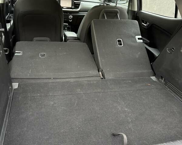 Коричневый Киа Stonic, объемом двигателя 1.37 л и пробегом 80 тыс. км за 16000 $, фото 3 на Automoto.ua