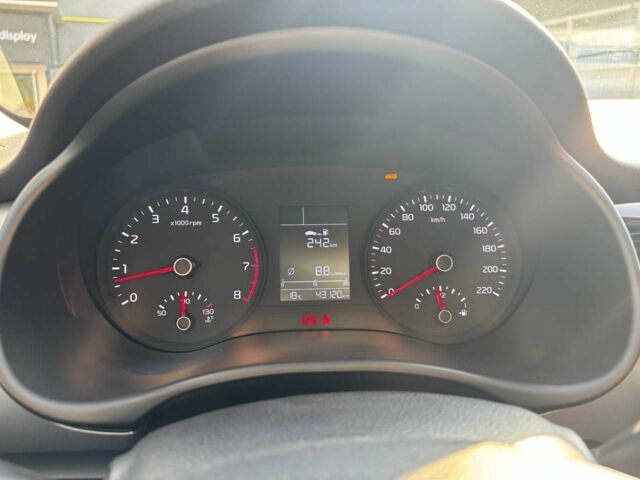 Красный Киа Stonic, объемом двигателя 1.4 л и пробегом 43 тыс. км за 15000 $, фото 7 на Automoto.ua