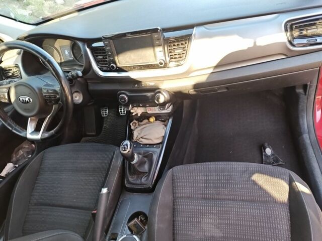 Красный Киа Stonic, объемом двигателя 1.4 л и пробегом 75 тыс. км за 357 $, фото 5 на Automoto.ua