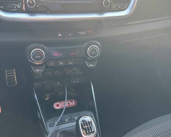 Красный Киа Stonic, объемом двигателя 1.37 л и пробегом 43 тыс. км за 14500 $, фото 10 на Automoto.ua