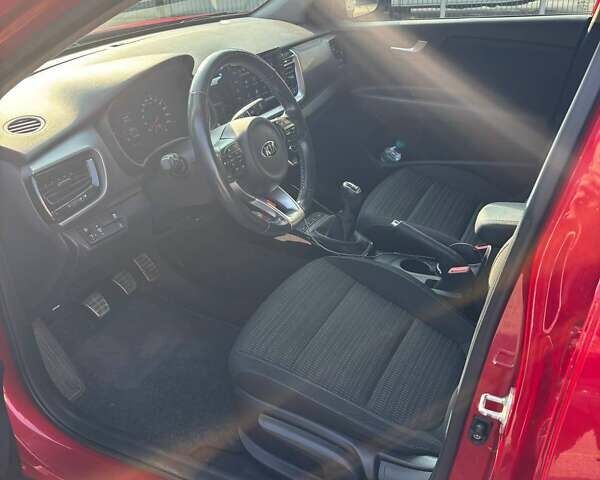 Красный Киа Stonic, объемом двигателя 1.37 л и пробегом 43 тыс. км за 14500 $, фото 5 на Automoto.ua