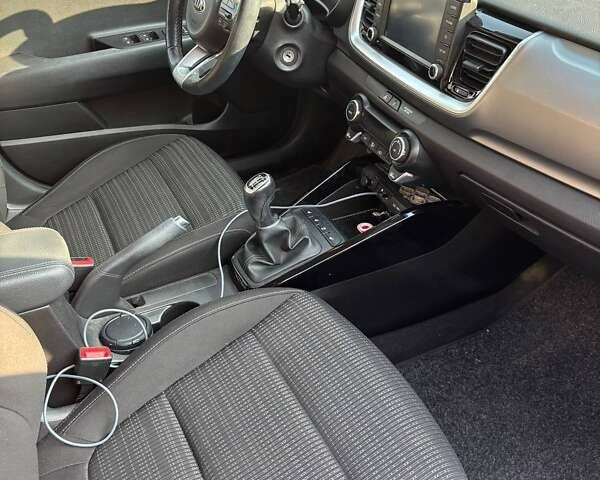 Красный Киа Stonic, объемом двигателя 1.37 л и пробегом 43 тыс. км за 14500 $, фото 9 на Automoto.ua