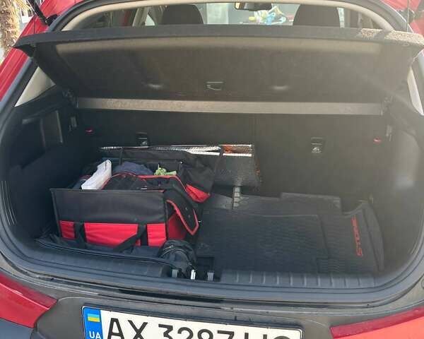 Красный Киа Stonic, объемом двигателя 1.37 л и пробегом 43 тыс. км за 14500 $, фото 4 на Automoto.ua